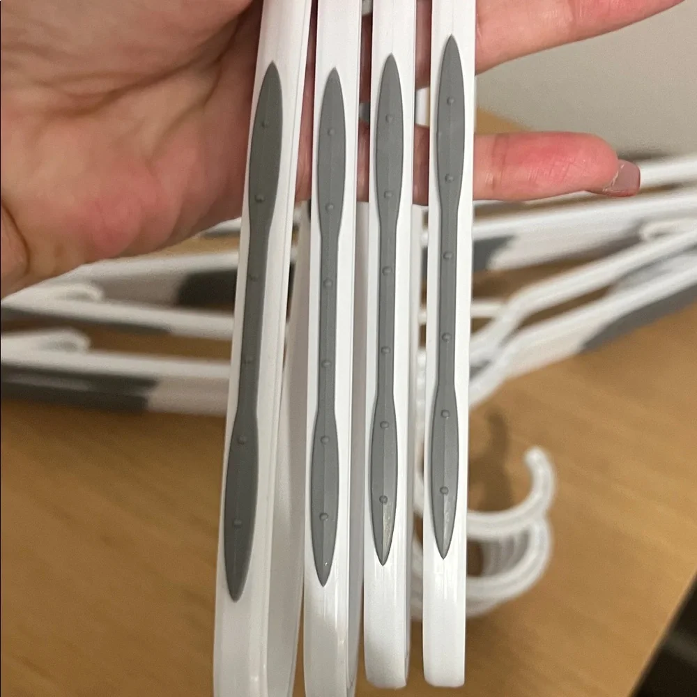 🤍🥼PREMIUM WHITE STURDY HANGERS W/GREY SHOULDER GRIPS🥼🤍